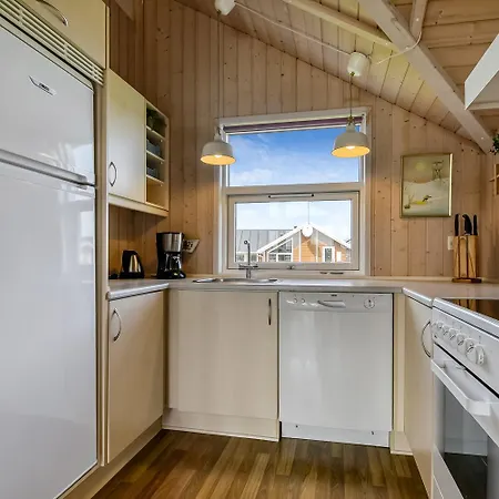 Dejligt Kalmarhus Med Indhegnet Terrasse Sj115 度假居